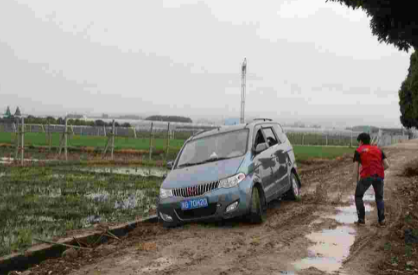 聊城东阿县道路救援:车辆陷在泥坑里怎么办?