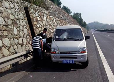 东营河口区道路救援:汽车路上没油了怎么办?